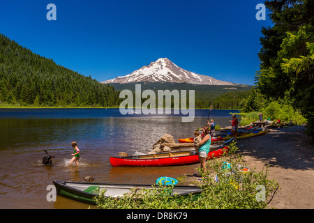 Regierung CAMP, OREGON, USA - Menschen, Kanus und Kajaks Trillium Lake und Mount Hood. Stockfoto