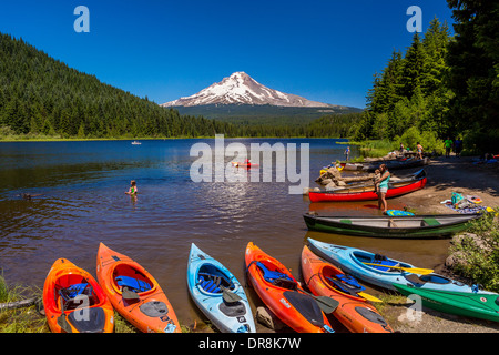 Regierung CAMP, OREGON, USA - Menschen, Kanus und Kajaks Trillium Lake und Mount Hood. Stockfoto