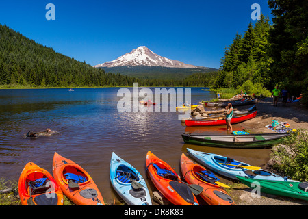 Regierung CAMP, OREGON, USA - Menschen, Kanus und Kajaks Trillium Lake und Mount Hood. Stockfoto