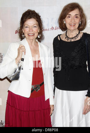 Gretchen Cryer und Nancy Ford Öffnung Nacht Party für "Näher als je zuvor" statt an der York Theatre Company New York City, USA - 20.06.12 Stockfoto