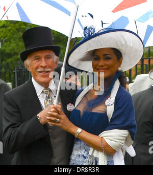 Sir Bruce Forsyth und seine Frau Wilnelia Merced Royal Ascot in Ascot Racecourse - Ladies Day, Tag 3 Berkshire, England - 21.06.12 Stockfoto