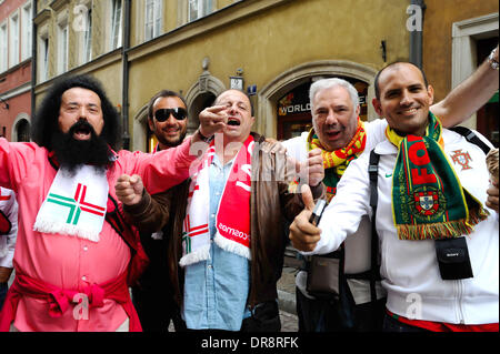 Atmosphäre-Fans von Portugal und Tschechien zeigen ihre Unterstützung vor den Mannschaften gegeneinander im Quartal Endstadium der Euro 2012 Warschau, Polen - 21.06.12 Stockfoto