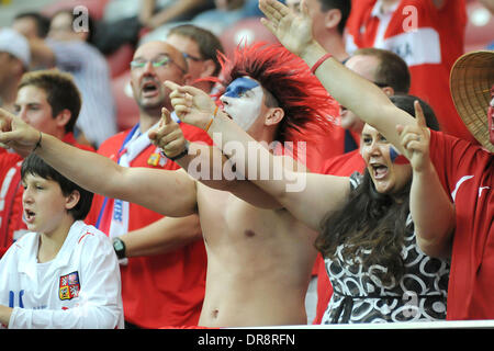 Atmosphäre-Fans von Portugal und Tschechien zeigen ihre Unterstützung vor den Mannschaften gegeneinander im Quartal Endstadium der Euro 2012 Warschau, Polen - 21.06.12 Stockfoto