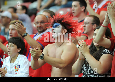 Atmosphäre-Fans von Portugal und Tschechien zeigen ihre Unterstützung vor den Mannschaften gegeneinander im Quartal Endstadium der Euro 2012 Warschau, Polen - 21.06.12 Stockfoto