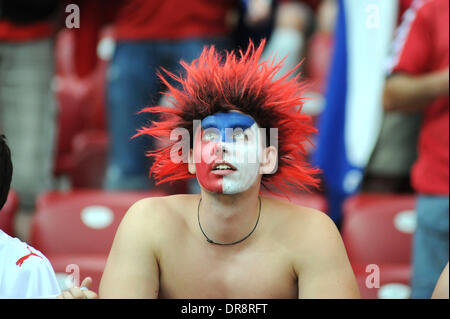 Atmosphäre-Fans von Portugal und Tschechien zeigen ihre Unterstützung vor den Mannschaften gegeneinander im Quartal Endstadium der Euro 2012 Warschau, Polen - 21.06.12 Stockfoto