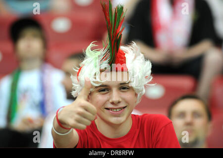 Atmosphäre-Fans von Portugal und Tschechien zeigen ihre Unterstützung vor den Mannschaften gegeneinander im Quartal Endstadium der Euro 2012 Warschau, Polen - 21.06.12 Stockfoto