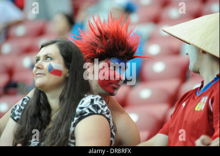 Atmosphäre-Fans von Portugal und Tschechien zeigen ihre Unterstützung vor den Mannschaften gegeneinander im Quartal Endstadium der Euro 2012 Warschau, Polen - 21.06.12 Stockfoto