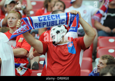 Atmosphäre-Fans von Portugal und Tschechien zeigen ihre Unterstützung vor den Mannschaften gegeneinander im Quartal Endstadium der Euro 2012 Warschau, Polen - 21.06.12 Stockfoto