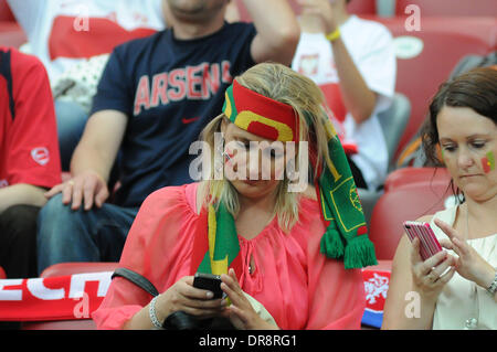 Atmosphäre-Fans von Portugal und Tschechien zeigen ihre Unterstützung vor den Mannschaften gegeneinander im Quartal Endstadium der Euro 2012 Warschau, Polen - 21.06.12 Stockfoto