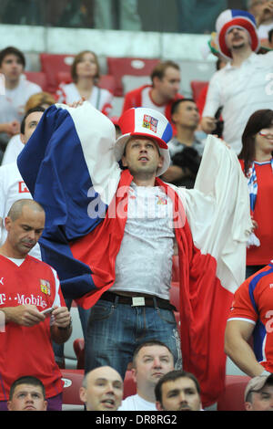 Atmosphäre-Fans von Portugal und Tschechien zeigen ihre Unterstützung vor den Mannschaften gegeneinander im Quartal Endstadium der Euro 2012 Warschau, Polen - 21.06.12 Stockfoto