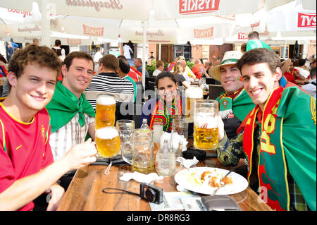 Atmosphäre-Fans von Portugal und Tschechien zeigen ihre Unterstützung vor den Mannschaften gegeneinander im Quartal Endstadium der Euro 2012 Warschau, Polen - 21.06.12 Stockfoto