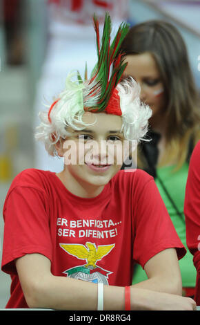 Atmosphäre-Fans von Portugal und Tschechien zeigen ihre Unterstützung vor den Mannschaften gegeneinander im Quartal Endstadium der Euro 2012 Warschau, Polen - 21.06.12 Stockfoto