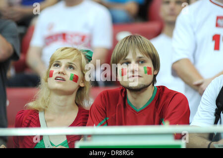 Atmosphäre-Fans von Portugal und Tschechien zeigen ihre Unterstützung vor den Mannschaften gegeneinander im Quartal Endstadium der Euro 2012 Warschau, Polen - 21.06.12 Stockfoto
