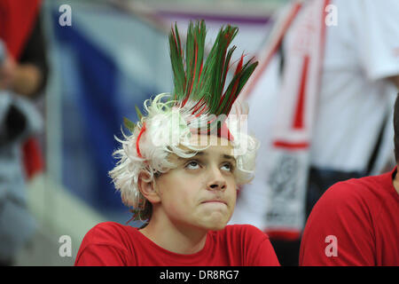 Atmosphäre-Fans von Portugal und Tschechien zeigen ihre Unterstützung vor den Mannschaften gegeneinander im Quartal Endstadium der Euro 2012 Warschau, Polen - 21.06.12 Stockfoto