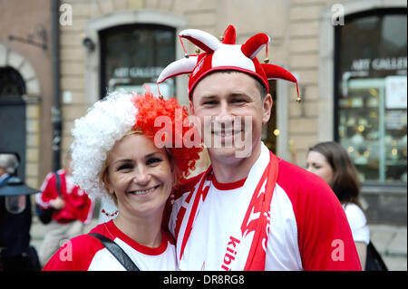 Atmosphäre-Fans von Portugal und Tschechien zeigen ihre Unterstützung vor den Mannschaften gegeneinander im Quartal Endstadium der Euro 2012 Warschau, Polen - 21.06.12 Stockfoto