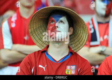Atmosphäre-Fans von Portugal und Tschechien zeigen ihre Unterstützung vor den Mannschaften gegeneinander im Quartal Endstadium der Euro 2012 Warschau, Polen - 21.06.12 Stockfoto