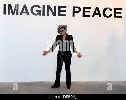 Yoko Ono besucht ihre interaktive Kunst-Installation mit dem Titel "Wünschen Baum für Irlands" erstellt im Auftrag der machen A wünschen Stiftung Dublin, Irland - 21.06.12 Stockfoto