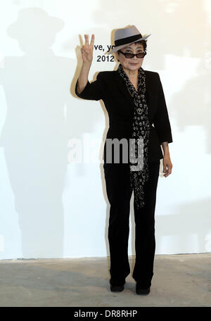 Yoko Ono besucht ihre interaktive Kunst-Installation mit dem Titel "Wünschen Baum für Irlands" erstellt im Auftrag der machen A wünschen Stiftung Dublin, Irland - 21.06.12 Stockfoto