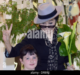 Yoko Ono besucht ihre interaktive Kunst-Installation mit dem Titel "Wünschen Baum für Irlands" erstellt im Auftrag der machen A wünschen Stiftung Dublin, Irland - 21.06.12 Stockfoto