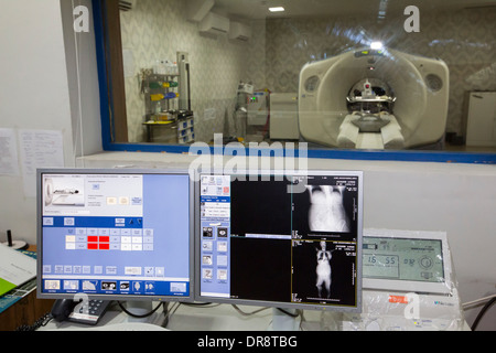 Ein Arzt behandelt ein Krebspatient in Krebs Fachkrankenhaus im Muni Seva Ashram in Bilgoraj, in der Nähe von Vadodara, Indien Stockfoto