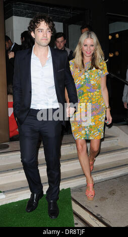 Denise Van Outen und Lee Mead Sir Richard Branson Pre-Wimbledon-Party statt in The Roof Gardens - außerhalb Abfahrten. London, England - 21.06.12 Credit: WENN.com mit: Denise Van Outen und Lee Mead wo: London, Vereinigtes Königreich bei: 23. Juni 2012 Stockfoto