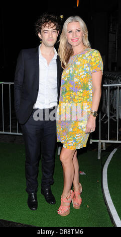 Denise Van Outen und Lee Mead Sir Richard Branson Pre-Wimbledon-Party statt in The Roof Gardens - außerhalb Abfahrten. London, England - 21.06.12 Credit: WENN.com mit: Denise Van Outen und Lee Mead wo: London, Vereinigtes Königreich bei: 23. Juni 2012 Stockfoto