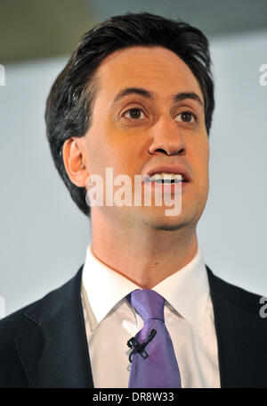 Labour-Partei Führer Ed Miliband erläutert Einwanderung und Wirtschaft auf einer Pressekonferenz an der Münze Straße Nachbarschaft Centre in Süd-London. Stockfoto