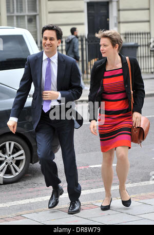 Ed Miliband und Yvette Cooper Arbeitspartei Führer Ed Miliband erläutert Einwanderung und Wirtschaft auf einer Pressekonferenz an der Münze Straße Nachbarschaft Centre in Südlondon. Stockfoto