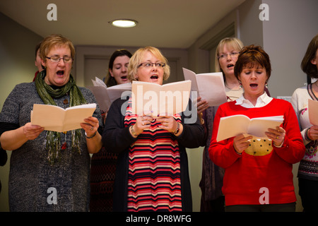 Frauen in einem Amateur Chor singen Weihnachten Xmas Carols, Wales UK Stockfoto