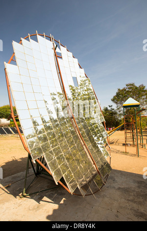 Köche, die Zubereitung von Speisen mit Solarkochern im The Muni Seva Ashram in Bilgoraj, in der Nähe von Vadodara, Indien Stockfoto