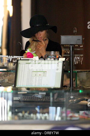 Paris Hilton gesehen bei Aldo und Planet Blue Los Angeles, Kalifornien - 07.06.12 einkaufen Stockfoto