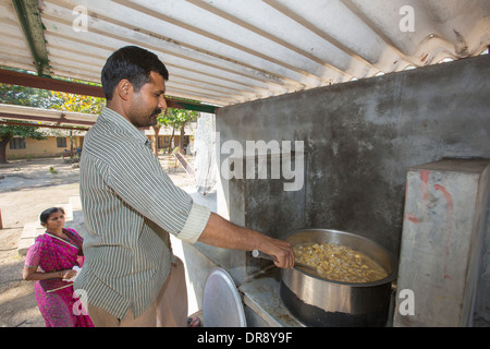 Köche, die Zubereitung von Speisen mit Solarkochern im The Muni Seva Ashram in Bilgoraj, in der Nähe von Vadodara, Indien Stockfoto