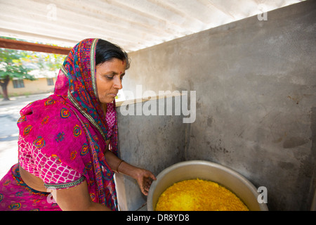 Köche, die Zubereitung von Speisen mit Solarkochern im The Muni Seva Ashram in Bilgoraj, in der Nähe von Vadodara, Indien Stockfoto