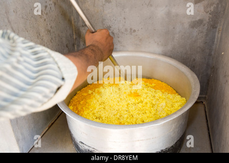 Köche, die Zubereitung von Speisen mit Solarkochern im The Muni Seva Ashram in Bilgoraj, in der Nähe von Vadodara, Indien Stockfoto