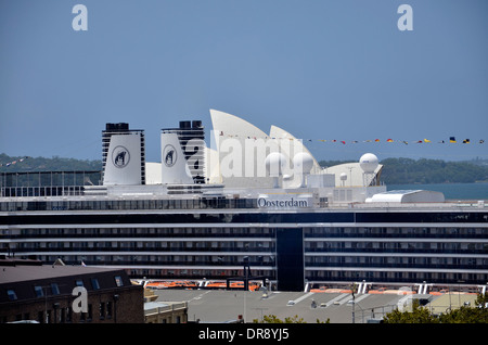 Cruise Liner Oosterdam, im Besitz von Holland amerikanischen Linien, dominiert die Skyline in Circular Quay, Sydney Stockfoto