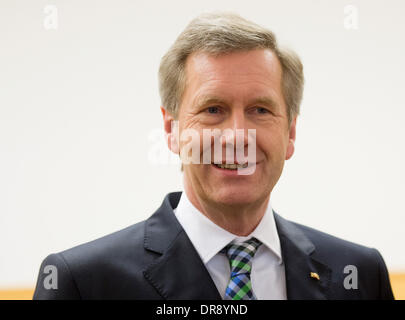 Hannover, Deutschland. 22. Januar 2014. Der ehemalige deutsche Bundespräsident Christian Wulff steht in das Landgericht Hannover, 22. Januar 2014. Der ehemalige deutsche Bundespräsident Wulff steht vor Gericht für die Annahme von Vorteilen. Foto: JULIAN STRATENSCHULTE/Dpa/Alamy Live News Stockfoto