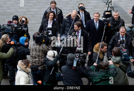 Hannover, Deutschland. 22. Januar 2014. Der ehemalige deutsche Bundespräsident Christian Wulff (B-2-R) kommt an das Landgericht Hannover, 22. Januar 2014. Der ehemalige deutsche Bundespräsident Wulff steht vor Gericht für die Annahme von Vorteilen. Foto: JULIAN STRATENSCHULTE/Dpa/Alamy Live News Stockfoto