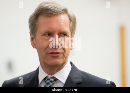 Hannover, Deutschland. 22. Januar 2014. Der ehemalige deutsche Bundespräsident Christian Wulff steht in das Landgericht Hannover, 22. Januar 2014. Der ehemalige deutsche Bundespräsident Wulff steht vor Gericht für die Annahme von Vorteilen. Foto: JULIAN STRATENSCHULTE/Dpa/Alamy Live News Stockfoto