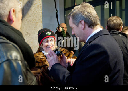 Hannover, Deutschland. 22. Januar 2014. Der ehemalige deutsche Bundespräsident Christian Wulff nimmt ein Bild von sich selbst und eine Frau außerhalb das Landgericht Hannover, 22. Januar 2014. Die Frau bat ihn um das Bild. Der ehemalige deutsche Bundespräsident Wulff steht vor Gericht für die Annahme von Vorteilen. Foto: HAUKE-CHRISTIAN DITTRICH/Dpa/Alamy Live News Stockfoto