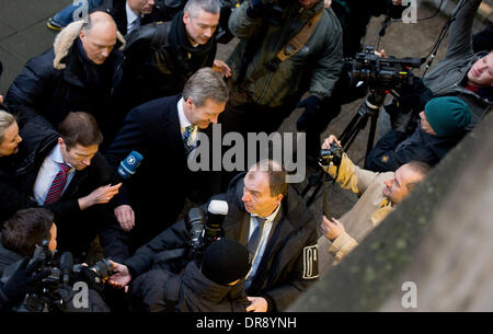 Hannover, Deutschland. 22. Januar 2014. Former German President Christian Wulff (C) kommt an das Landgericht Hannover, 22. Januar 2014. Der ehemalige deutsche Bundespräsident Wulff steht vor Gericht für die Annahme von Vorteilen. Foto: JULIAN STRATENSCHULTE/Dpa/Alamy Live News Stockfoto