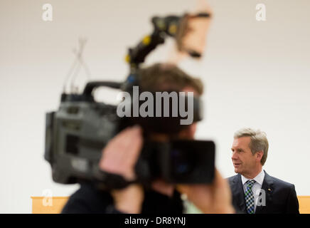 Hannover, Deutschland. 22. Januar 2014. Der ehemalige deutsche Bundespräsident Christian Wulff steht in das Landgericht Hannover, 22. Januar 2014. Der ehemalige deutsche Bundespräsident Wulff steht vor Gericht für die Annahme von Vorteilen. Foto: JULIAN STRATENSCHULTE/Dpa/Alamy Live News Stockfoto