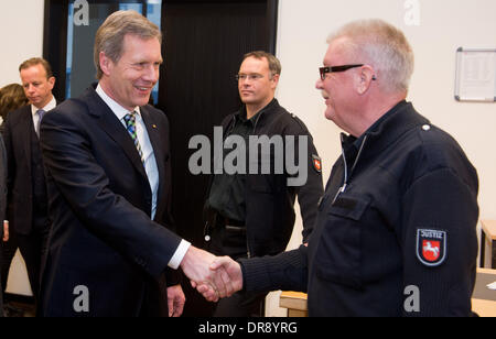 Hannover, Deutschland. 22. Januar 2014. Der ehemalige deutsche Bundespräsident Christian Wulff (L) kommt in das Landgericht Hannover, 22. Januar 2014. Der ehemalige deutsche Bundespräsident Wulff steht vor Gericht für die Annahme von Vorteilen. Foto: JULIAN STRATENSCHULTE/Dpa/Alamy Live News Stockfoto