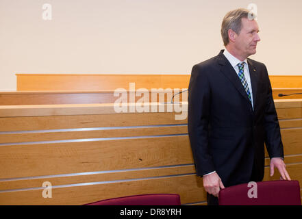 Hannover, Deutschland. 22. Januar 2014. Der ehemalige deutsche Bundespräsident Christian Wulff steht in das Landgericht Hannover, 22. Januar 2014. Der ehemalige deutsche Bundespräsident Wulff steht vor Gericht für die Annahme von Vorteilen. Foto: JULIAN STRATENSCHULTE/Dpa/Alamy Live News Stockfoto