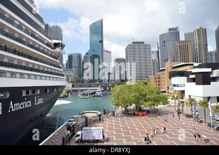 Cruise Liner Oosterdam, im Besitz von amerikanischen Linien Holland ankern in Circular Quay, Sydney Stockfoto