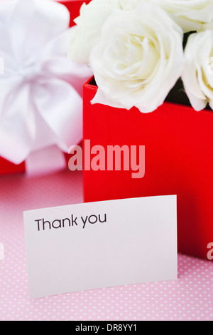 ein Dankeschön vor Box gefüllt mit Blumen Stockfoto