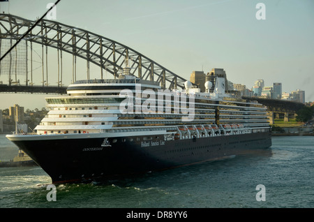 Cruise Liner Oosterdam, im Besitz von Holland amerikanischen Linien Kurven vor der Sydney Harbour Bridge Stockfoto