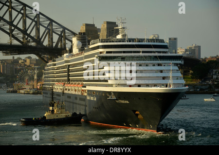 Cruise Liner Oosterdam, im Besitz von Holland amerikanischen Linien, stellt sich vor die Sydney Harbour Bridge Stockfoto