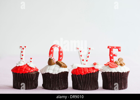 einen Brief, Liebe auf cupcakes Stockfoto