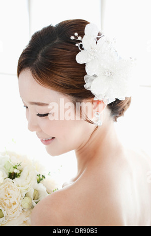 Aufnahme einer Frau in Hochzeit Haar, die Blume Nahaufnahme Stockfoto