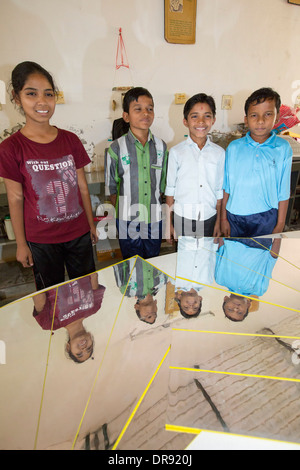 Bau von tragbaren Solarkocher im Muni Seva Ashram in Bilgoraj, in der Nähe von Vadodara, Indien. Stockfoto